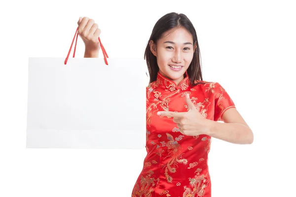 Chica asiática en cheongsam chino vestido con bolsa de compras . — Foto de Stock