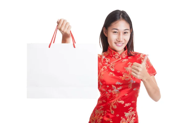 Chica asiática en cheongsam chino vestido con bolsa de compras . — Foto de Stock