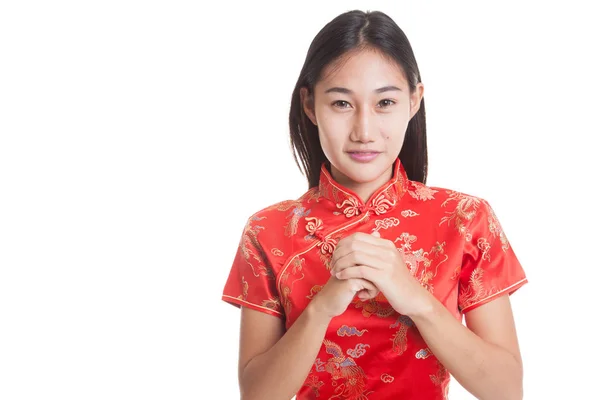 Asijská dívka v čínských cheongsam šaty s gesto congratula — Stock fotografie