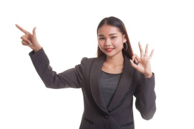 Genç Asyalı iş kadını üzerine gelin ve Tamam göster.