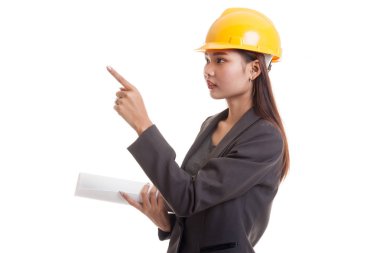 Planları ile gösteren Asyalı mühendisi kadın.