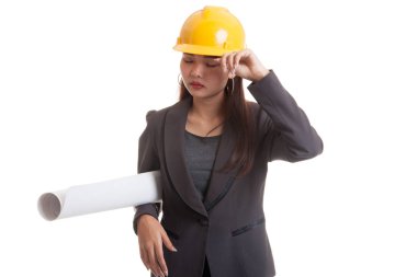 Asya mühendisi kadın planları ile çalıştı.