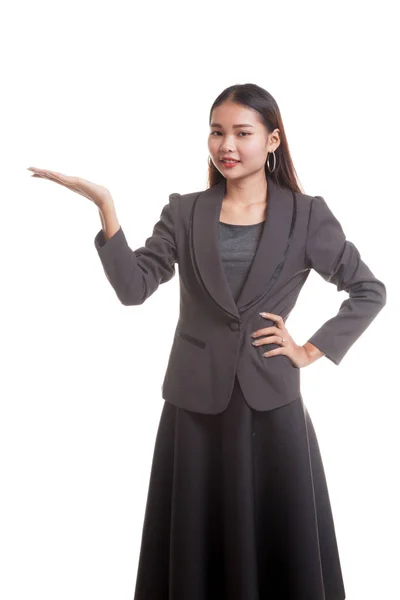 Junge asiatische Geschäftsfrau anwesend mit ihrer Hand. — Stockfoto
