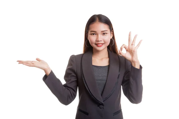 Bella giovane donna asiatica mostra mano di palmo e segno OK . — Foto Stock
