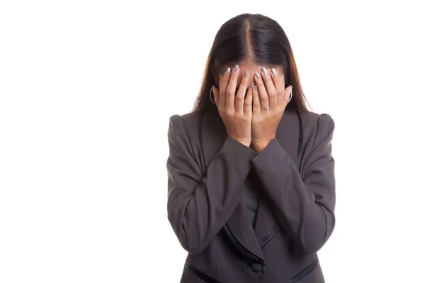 Traurige junge asiatische Geschäftsfrau weint mit Palme ins Gesicht. — Stockfoto