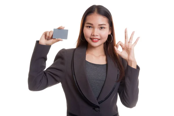 Joven mujer de negocios asiática muestran OK con una tarjeta en blanco . —  Fotos de Stock