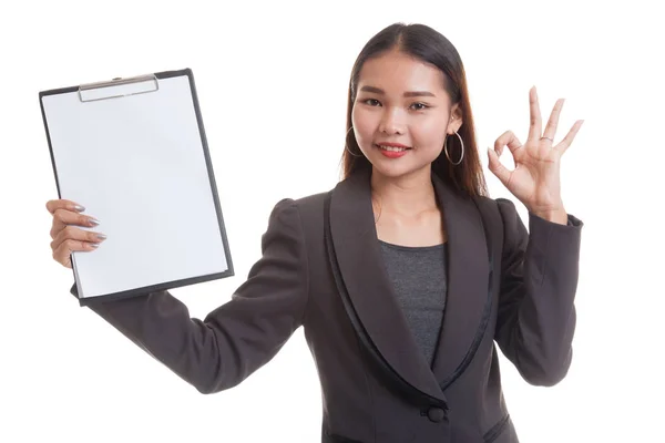 Jonge Aziatische zakenvrouw Toon Ok en lege Klembord. — Stockfoto