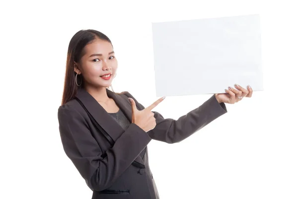 Молодая азиатская деловая женщина указывает на чистый знак . — стоковое фото