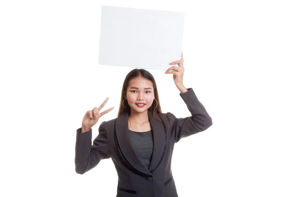 Joven mujer de negocios asiática muestra signo de victoria con signo en blanco . —  Fotos de Stock