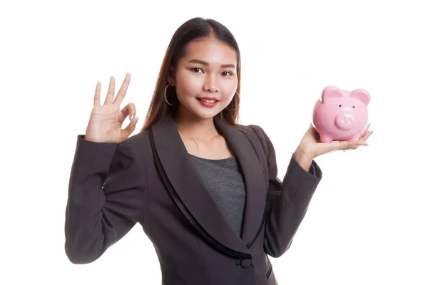 Asiatiska affärskvinna Visa Ok med gris mynt bank. — Stockfoto