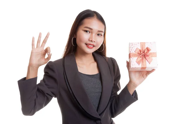 Jonge Aziatische zakenvrouw Toon Ok met een geschenkdoos. — Stockfoto