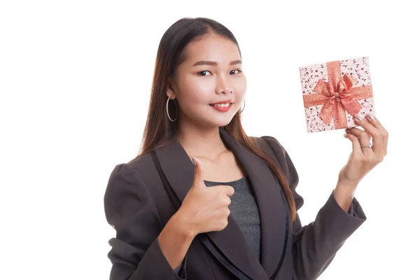 Jonge Aziatische zakelijke vrouw duimen omhoog met een geschenkdoos. — Stockfoto