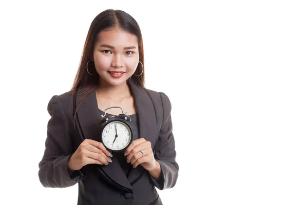 Jeune femme d'affaires asiatique sourire avec une horloge . — Photo