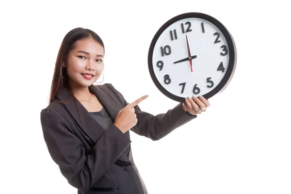 Jeune femme d'affaires asiatique pointent vers une horloge . — Photo