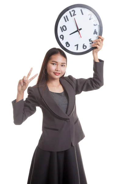 Joven mujer de negocios asiática muestra signo de victoria con un reloj . — Foto de Stock