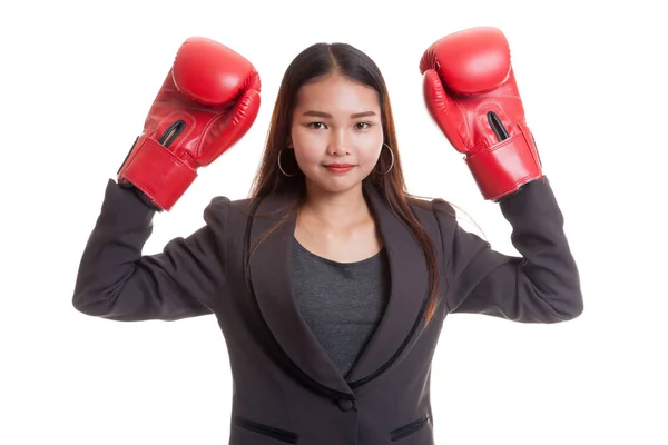 Joven mujer de negocios asiática con guantes de boxeo rojos . — Foto de Stock