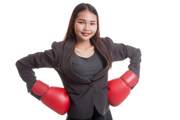 Jeune femme d'affaires asiatique avec des gants de boxe rouges . — Photo