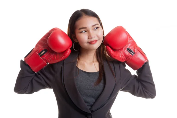 Unga asiatiska affärskvinna med röda boxningshandskar. — Stockfoto
