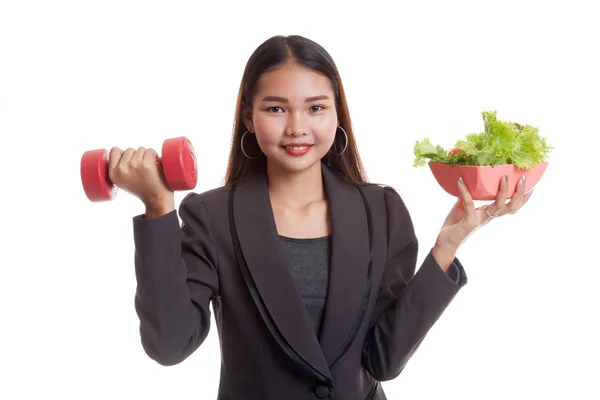 Donna d'affari asiatica sana con manubri e insalata . — Foto Stock