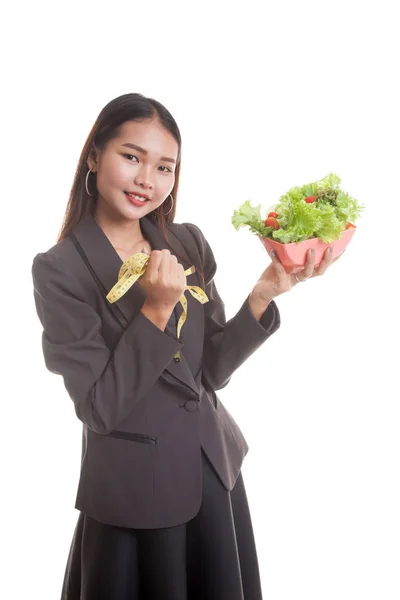 Saludable mujer de negocios asiática con cinta métrica y ensalada . — Foto de Stock