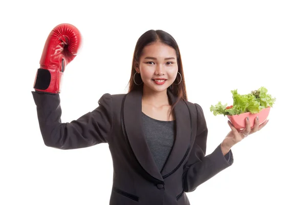 Молодая азиатская деловая женщина в боксёрской перчатке и салате . — стоковое фото