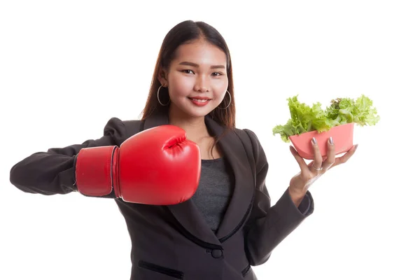 Giovane donna d'affari asiatica con guanto da boxe e insalata . — Foto Stock