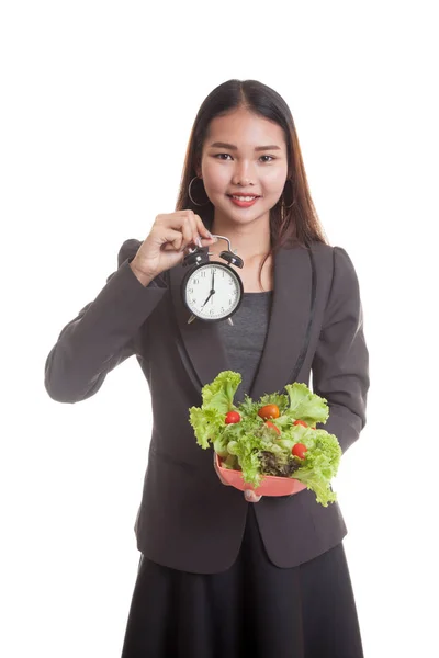 Giovane donna d'affari asiatica con orologio e insalata . — Foto Stock