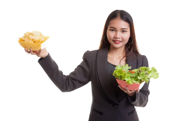 Jeune femme d'affaires asiatique avec croustilles et salade . — Photo