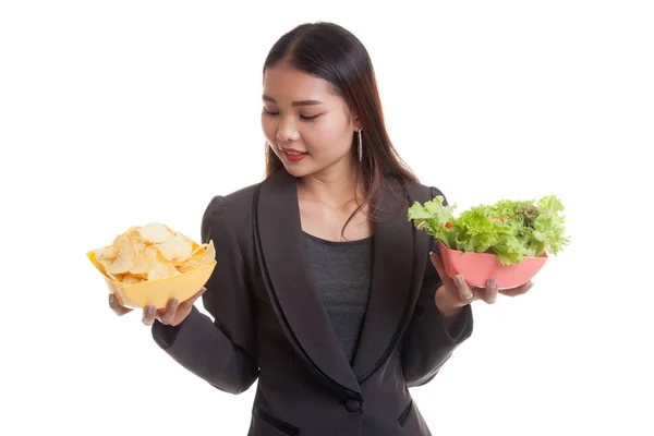 Junge asiatische Geschäftsfrau mit Kartoffelchips und Salat. — Stockfoto