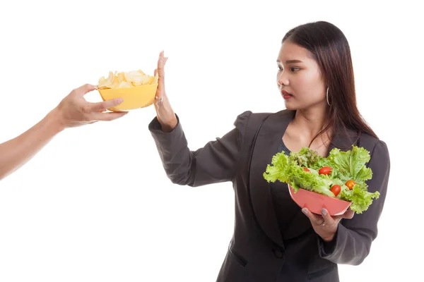 Молодая азиатка с салатом говорит нет картофельным чипсам . — стоковое фото