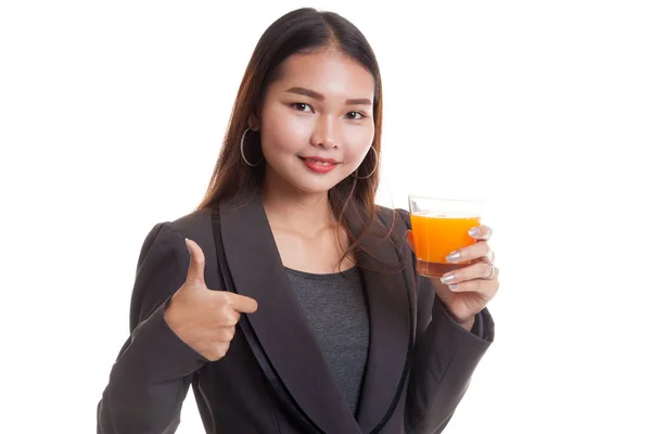 Junge asiatische Frau Daumen nach oben trinken Orangensaft. — Stockfoto