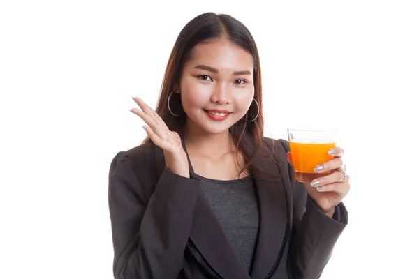 Jovem mulher asiática feliz beber suco de laranja . — Fotografia de Stock