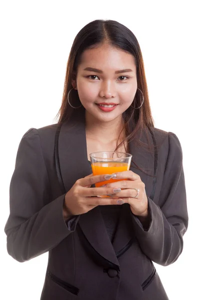 Junge asiatische Frau trinkt Orangensaft. — Stockfoto