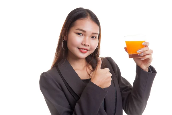 Ung asiatisk kvinna tummen upp drink apelsin juice. — Stockfoto