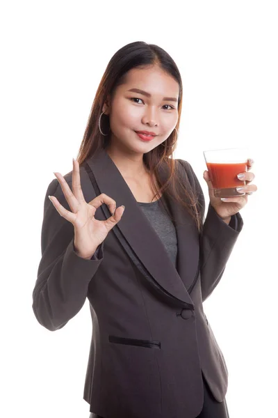 Młody azjatycki biznes kobieta Pokaż Ok z soku pomidorowego. — Zdjęcie stockowe