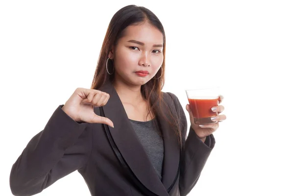 亚洲女人大拇指朝下的恨番茄汁. — 图库照片