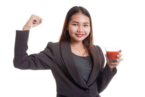 Forte donna asiatica sana con succo di pomodoro . — Foto Stock