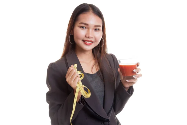 Asiatisk kvinna med tomatjuice och måttband. — Stockfoto