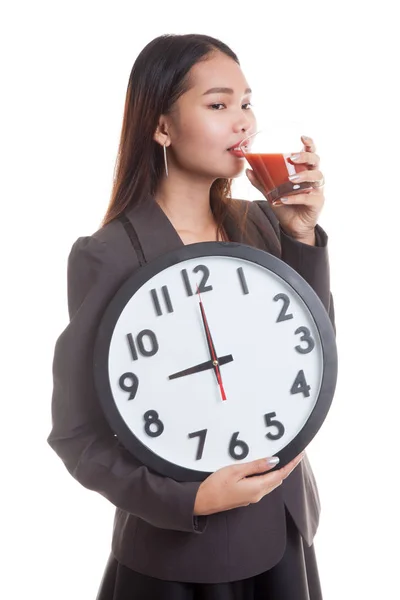 Jeune femme d'affaires asiatique avec jus de tomate et horloge . — Photo