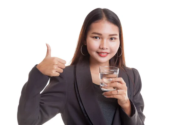 Jonge Aziatische vrouw duimen omhoog met een glas drinkwater. — Stockfoto