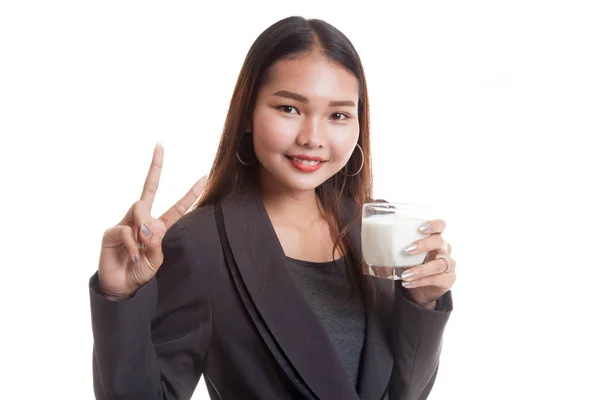 Gesunde asiatische Frau, die ein Glas Milch trinkt, zeigt Siegeszeichen. — Stockfoto