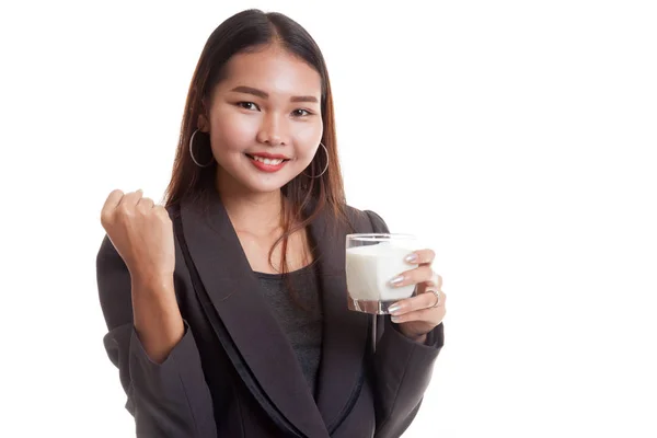 Gezonde Aziatische vrouw drinken van een glas melk. — Stockfoto