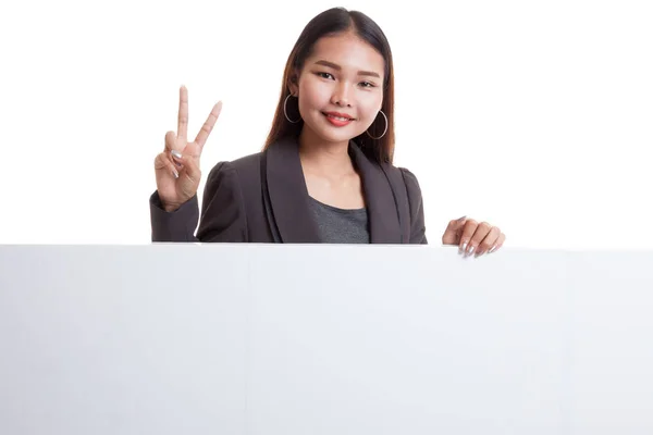 Mulher asiática jovem mostrar sinal de vitória com sinal em branco . — Fotografia de Stock