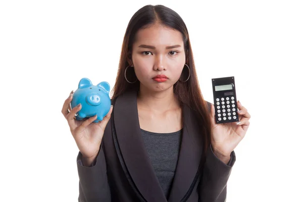 Nešťastný asijské ženy s Kalkulačka a prasátko. — Stock fotografie