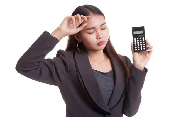 Asiatique femme d'affaires a mal à la tête avec calculatrice . — Photo