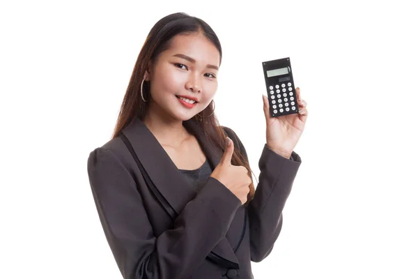 亚洲业务的女人竖起大拇指用计算器. — 图库照片