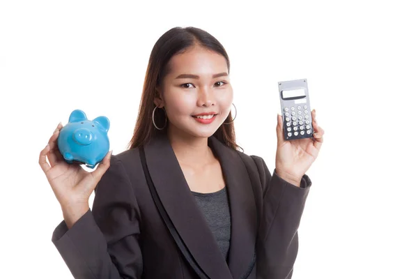 Aziatische zakenvrouw met Rekenmachine en piggy bank. — Stockfoto