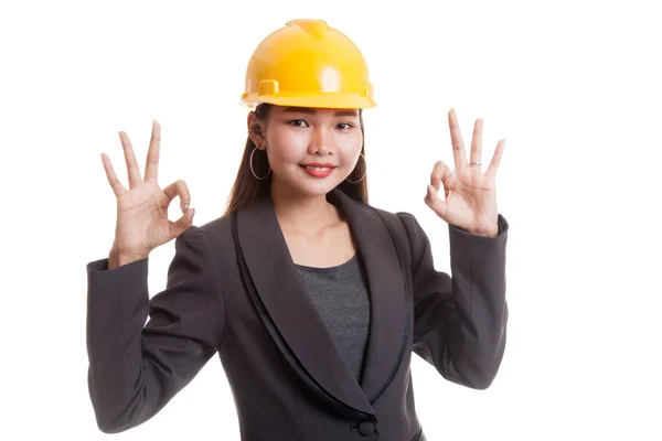 Aziatische ingenieur vrouw show Ok met beide handen. — Stockfoto