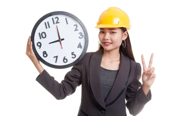 Ásia engenheiro mulher mostrar vitória sinal com um relógio . — Fotografia de Stock