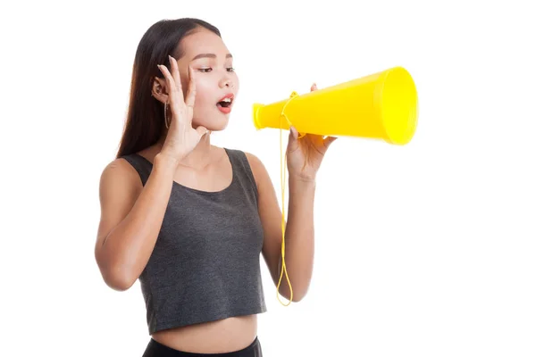 Mooie jonge Aziatische vrouw kondigen met megafoon — Stockfoto